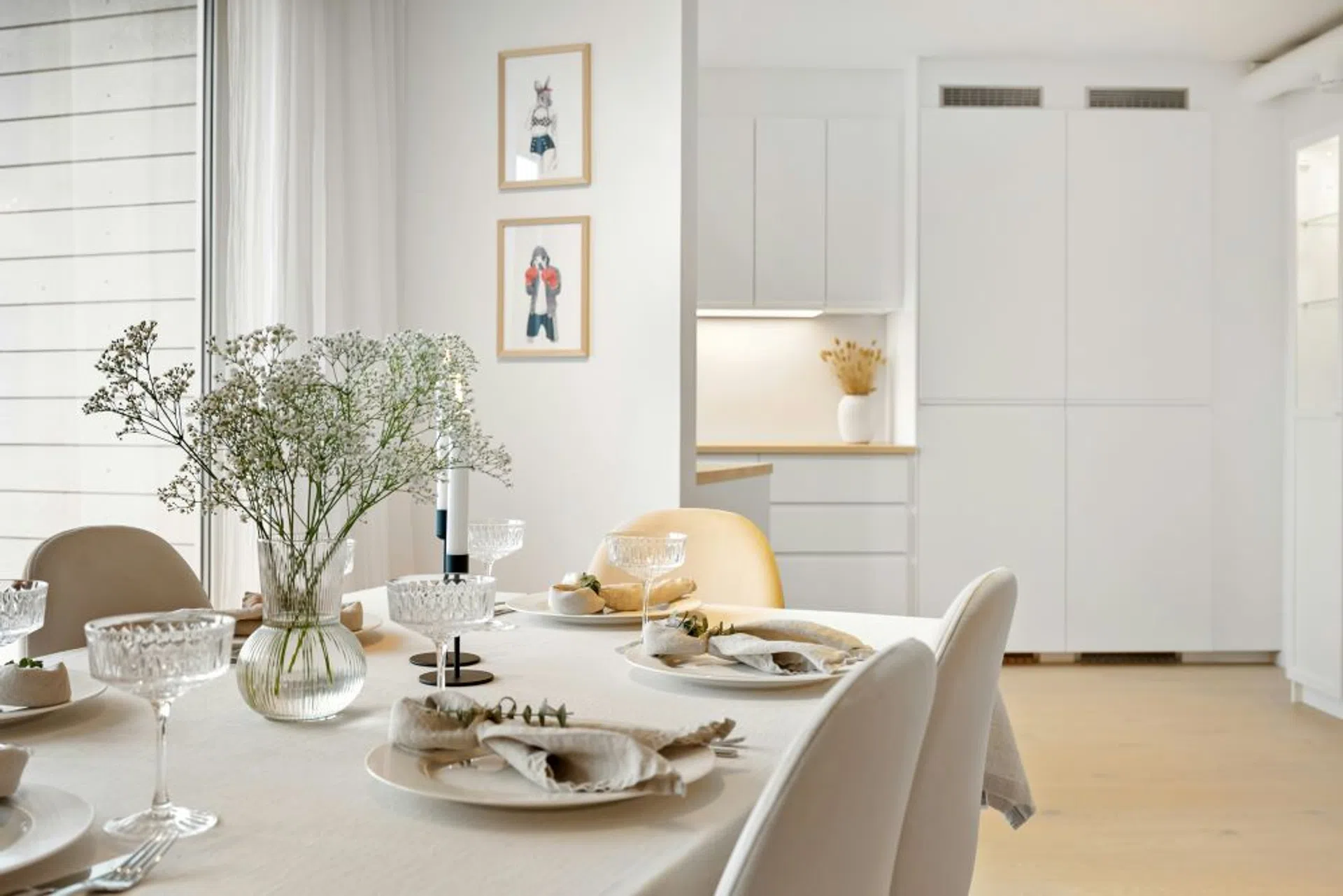 białe krzesła do jadalni