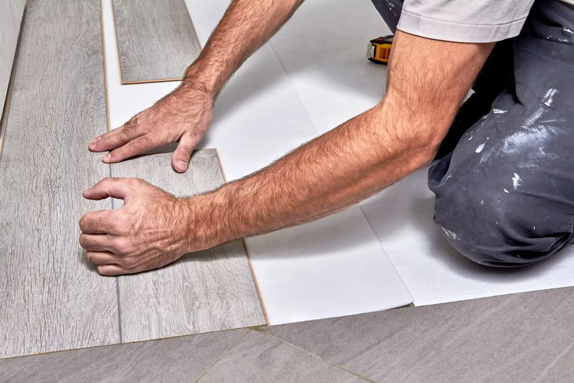 jak kłaść panele na winylowe płytki