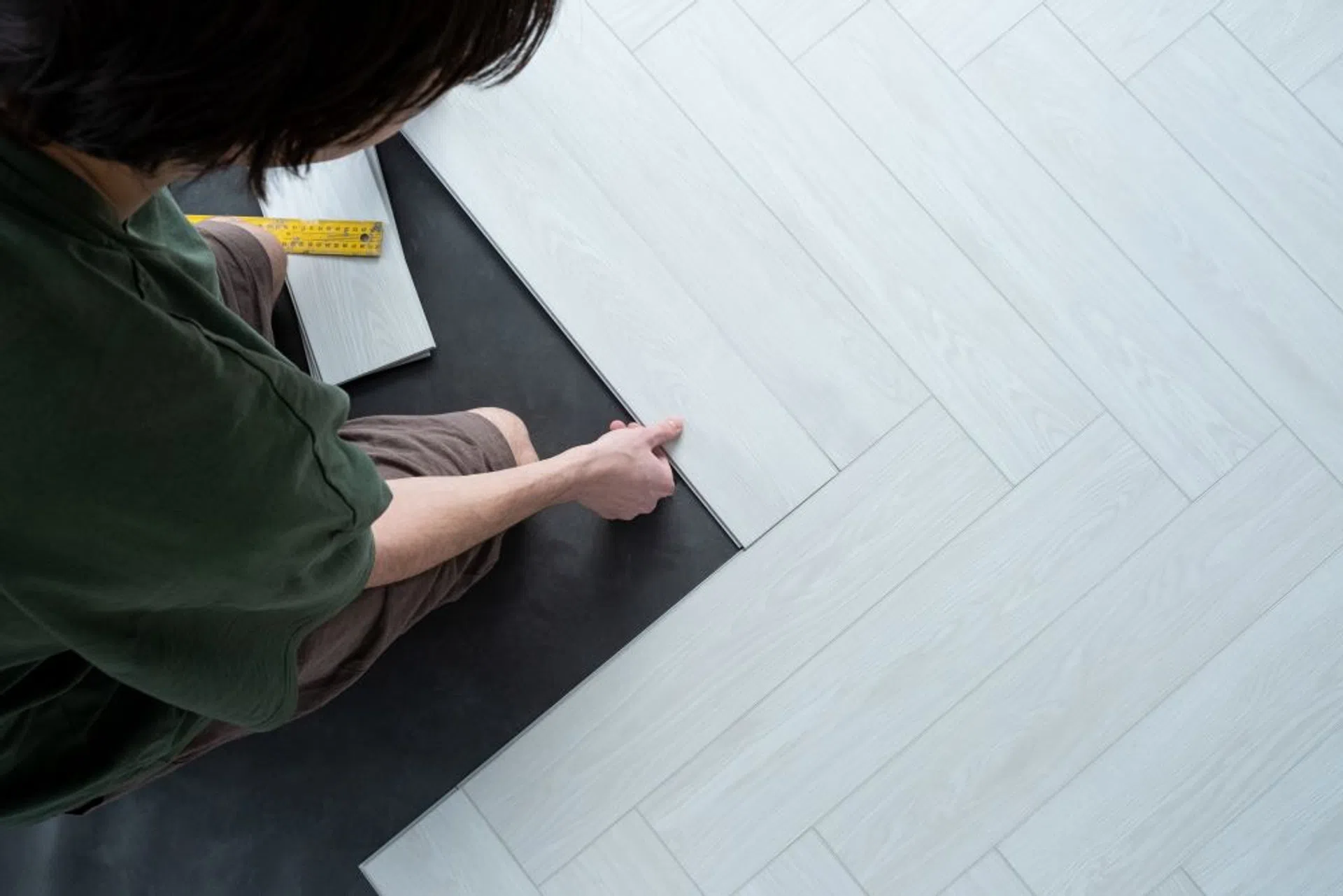 ile kosztuje położenie paneli podłogowych w 2026