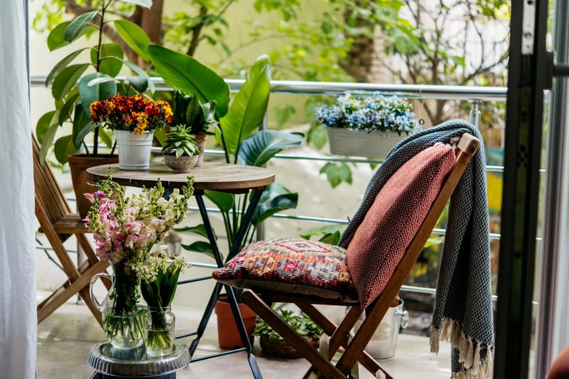 Jak urządzić mały balkon w bloku? Poznaj kilka inspiracji na aranżację balkonu