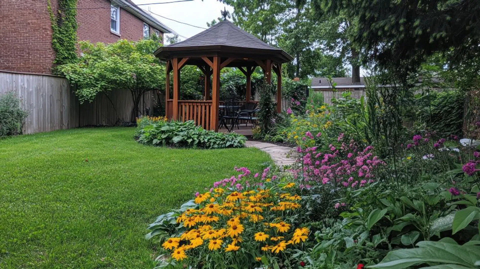 jak urządzić altanę w środku