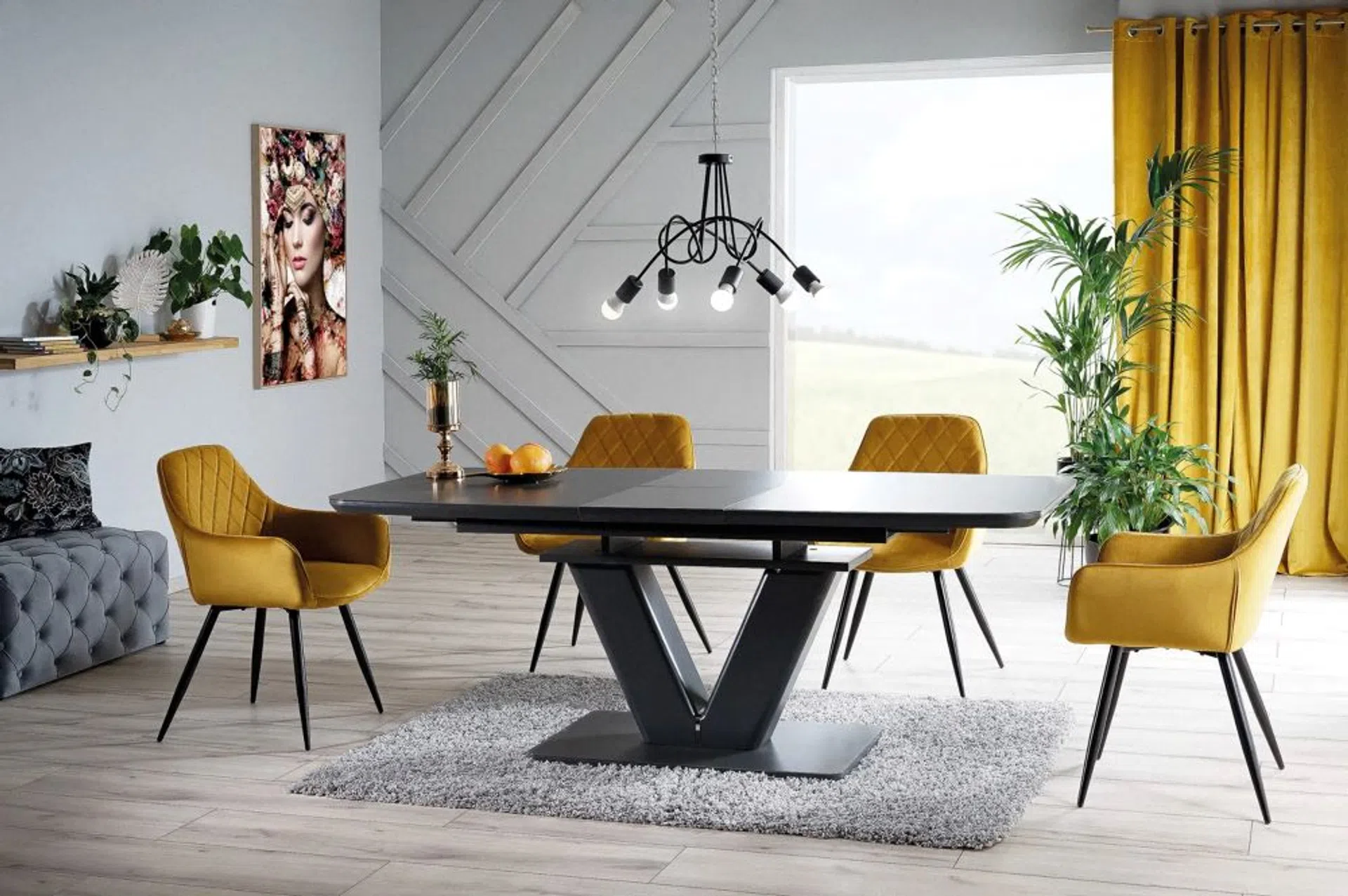 aranżacja z żółtymi krzesłami