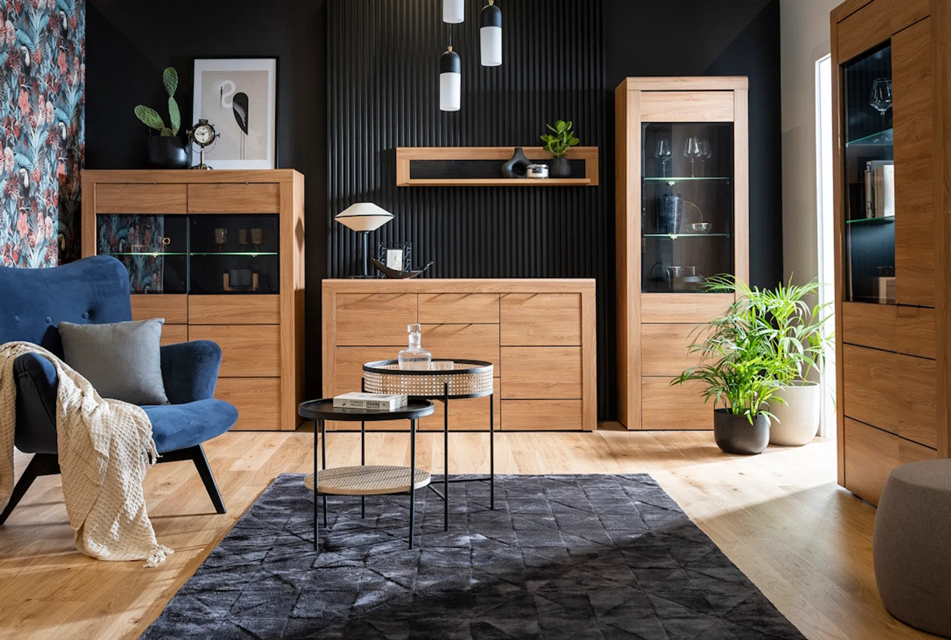 Aranżacja salonu z tapetą na jednej ścianie