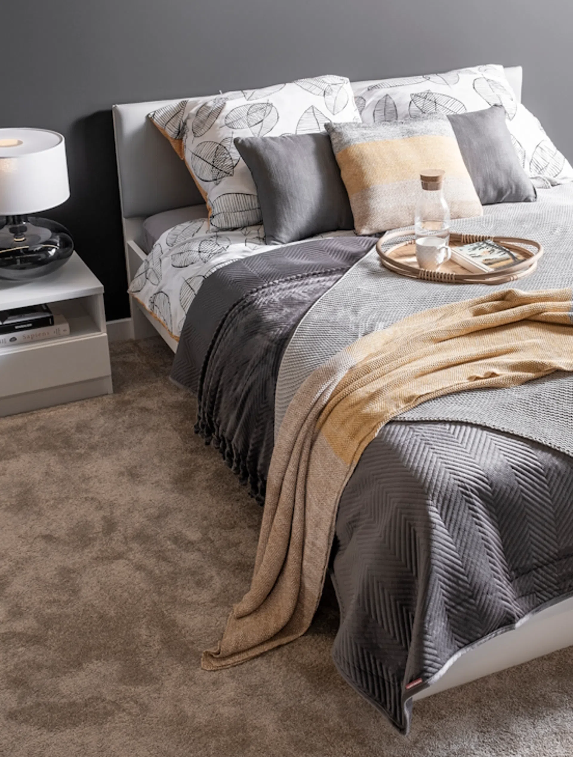 Nowoczesna biała sypialnia