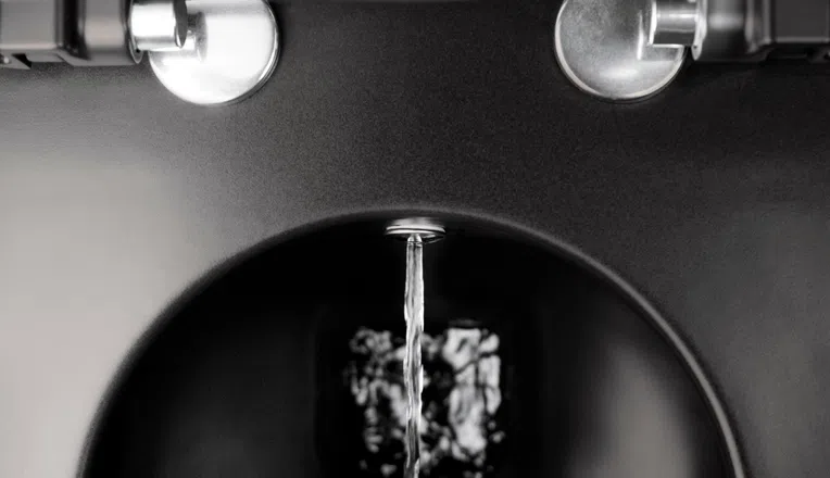 Miska WC z funkcją bidetu wisząca Deante Peonia bezkołnierzowa z deską wolnoopadającą duroplast CBP_NWPW