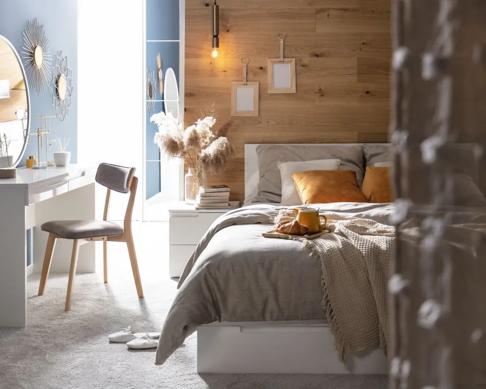 Sypialnia z drewnem na ścianie